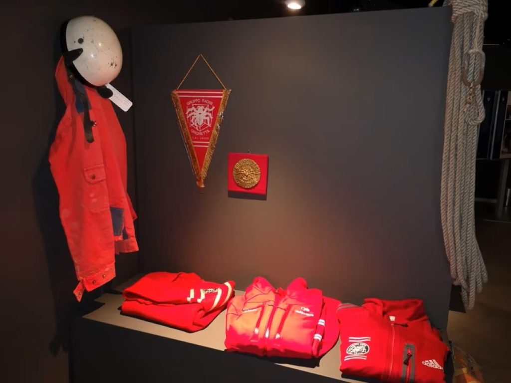 Maglioni e simboli dei Ragni al Polo della Montagna Lecco. Foto Archivio Ragni della Grignetta