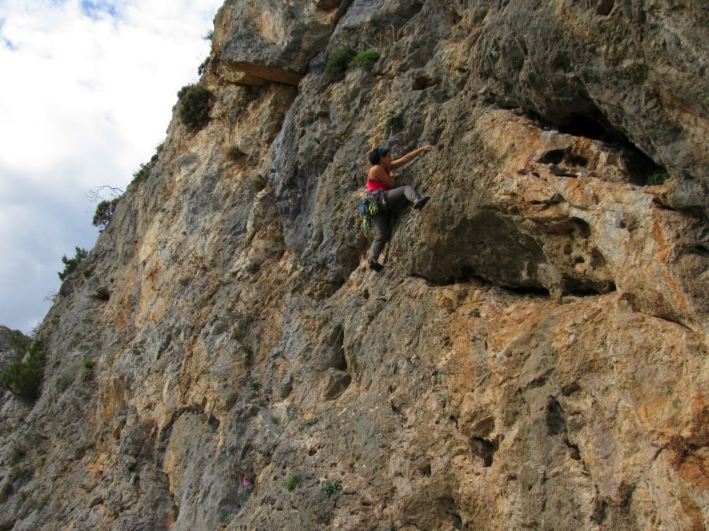 Martina Barbanera su Drakonis (6b+) nel settore All The Universe. Foto Carmela Malomo