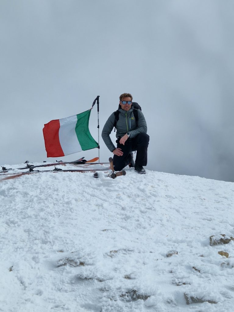 Massimiliano Ossini durante la preparazione della puntata di Linea Bianca