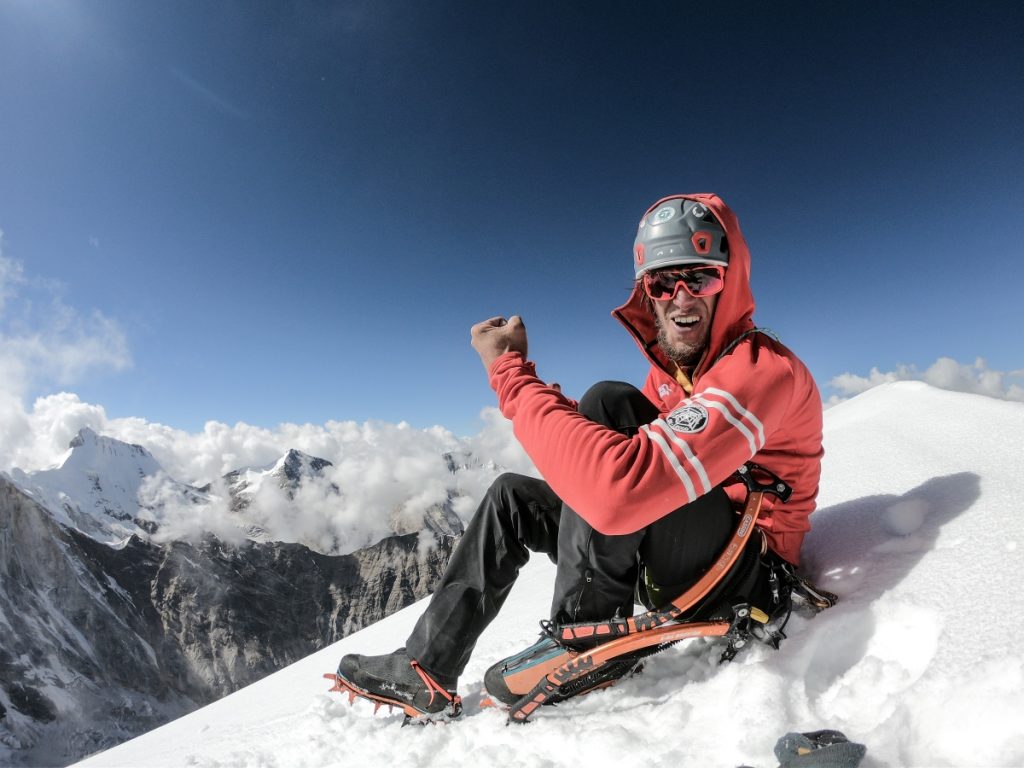 Matteo De Zaiacomo sulla cima dello Shivling, nell