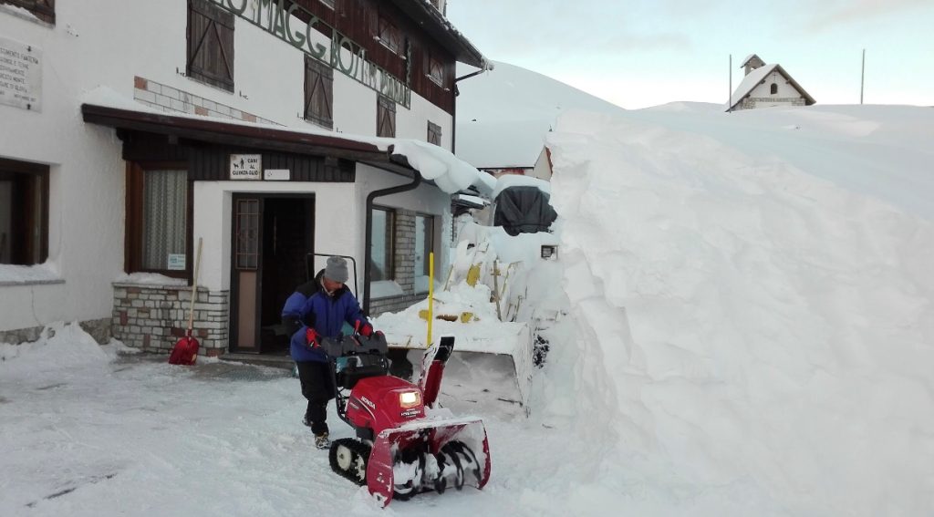 Mauro De Francesch al lavoro davanti al suo rifugio. Foto Sofia De Francesch