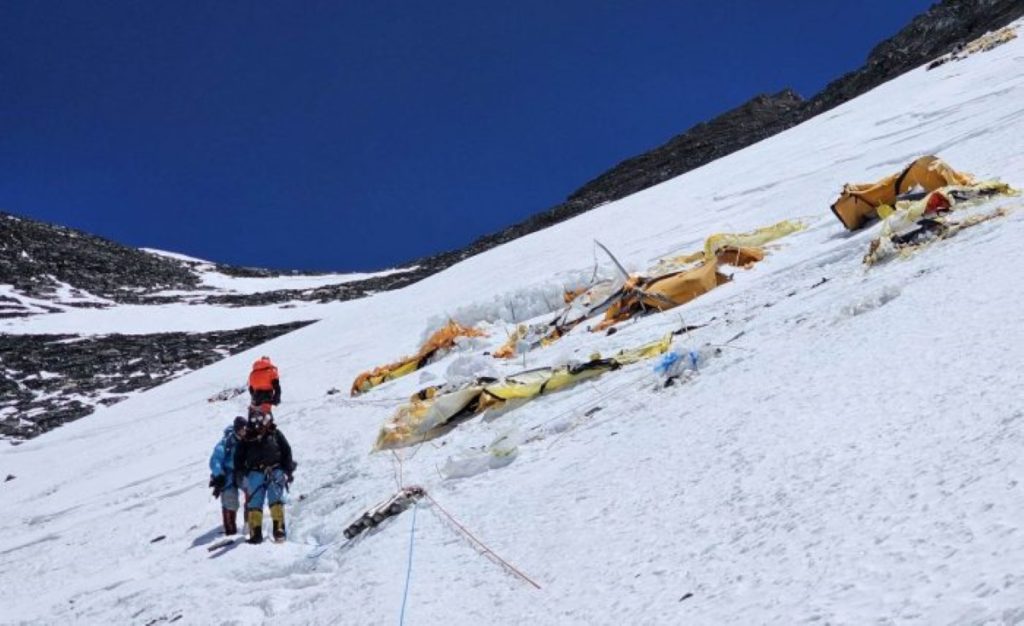 Rifiuti al Campo 4. Foto Suhajda Szilard