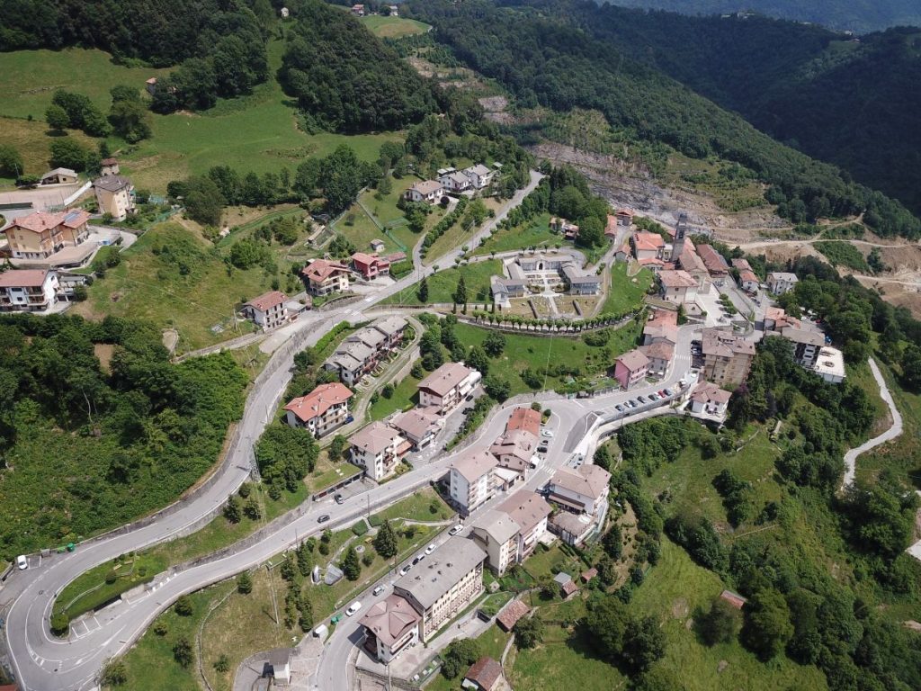 Ripresa da drone della porzione di abitato interessata dalla frana (sono ben visibili il cimitero e la chiesa, oltre agli altri edifici ed infrastrutture) @Comune di Dossena