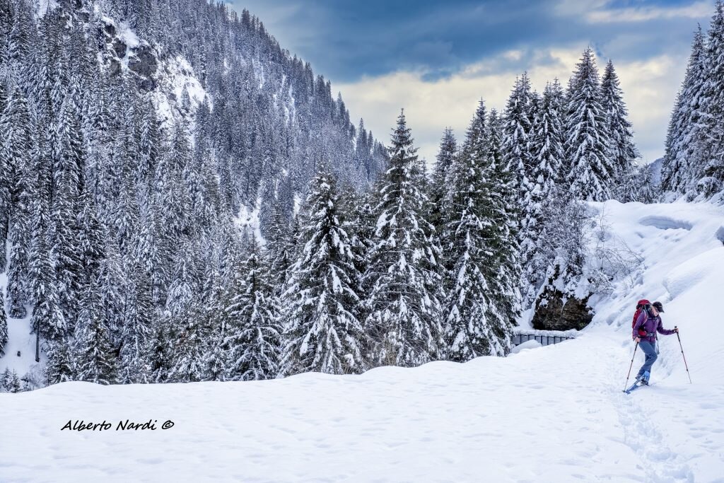 Salendo a Valbella. Foto Alberto Nardi