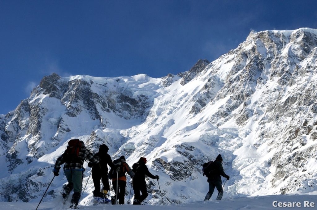 Salendo al Rifugio Zamboni. Foto Cesare Re