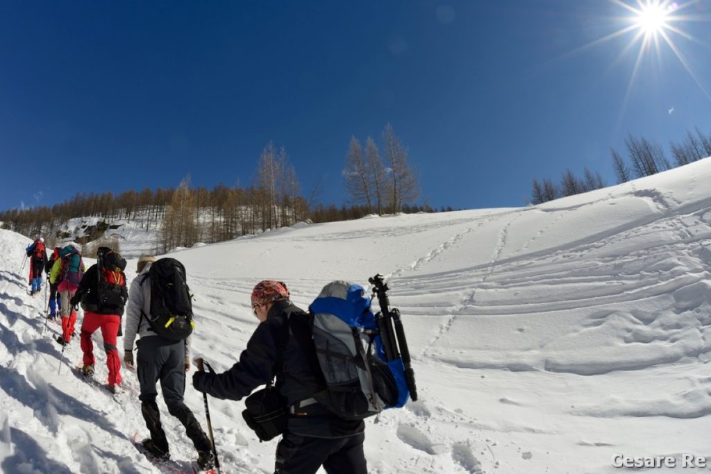 Salendo verso il Lago del Sangiatto. Foto Cesare Re