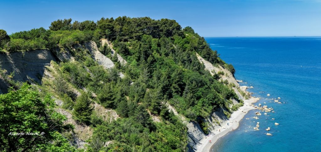 Sopra e sotto la falesia della Baia di Santa Croce. Foto Alberto Nardi
