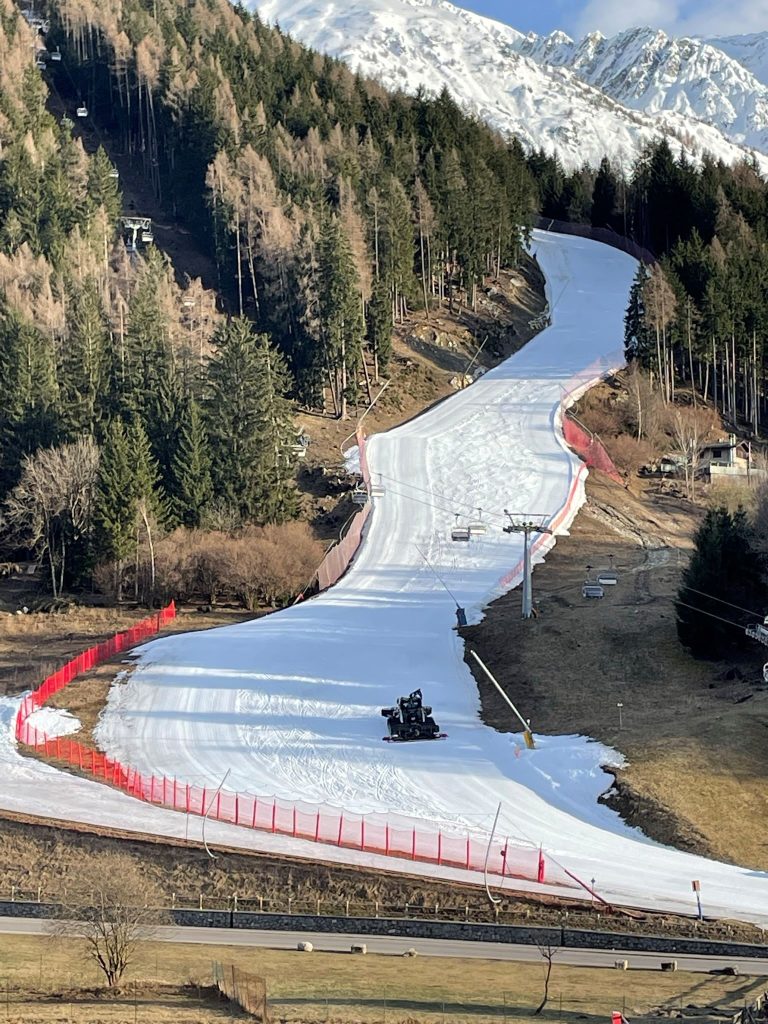 Striscia di neve artificiale nel comprensorio Ponte di Legno Tonale. Foto archivio Michele Comi