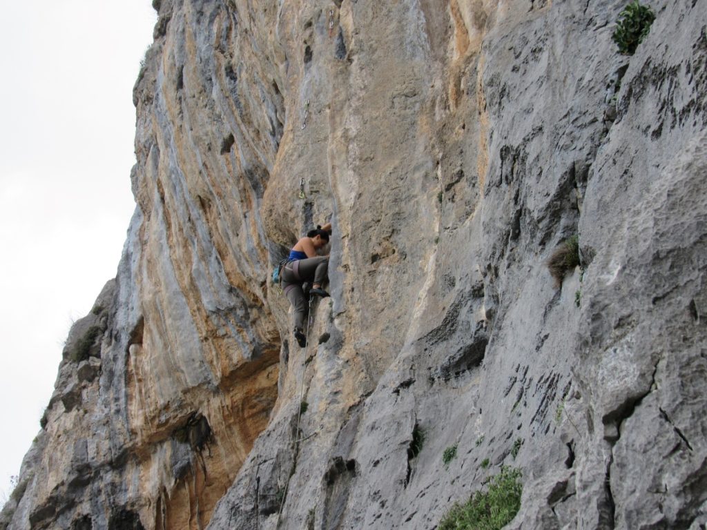 Su Le bouc en pet (6a), settore Le Bal con. Foto Carmela Malomo