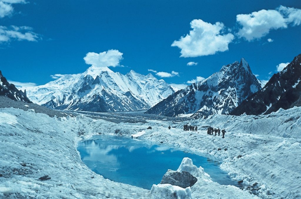 Sul ghiacciaio Godwin Austin nel 1954. Foto Mario Fantin