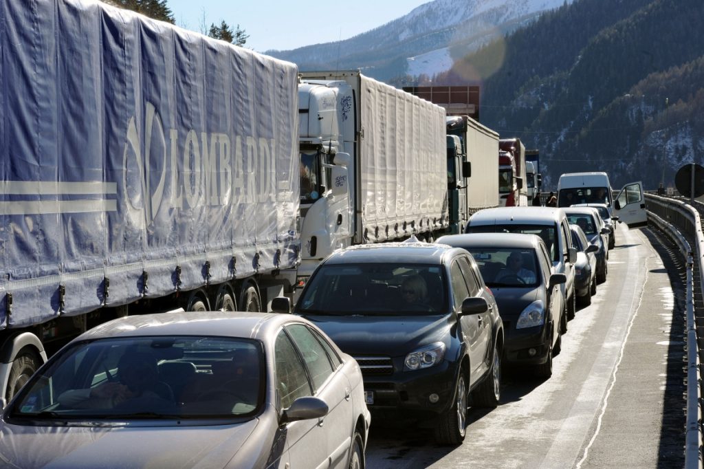 Tutti in coda prima del Traforo del Frejus @ANSA