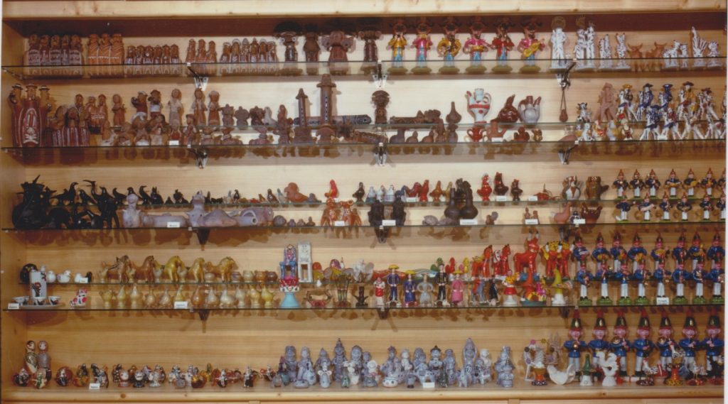 Una delle vetrine dedicate ai fischietti stranieri