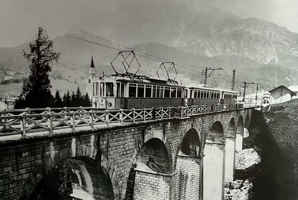 Uno dei tanti viadotti costruiti per i treni @ La Ferrovia delle Dolomiti, Ed. Athesia