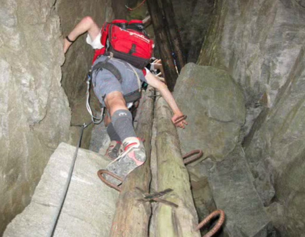 Uno dei tratti attrezzati con tronchi. Foto Cai Varzo