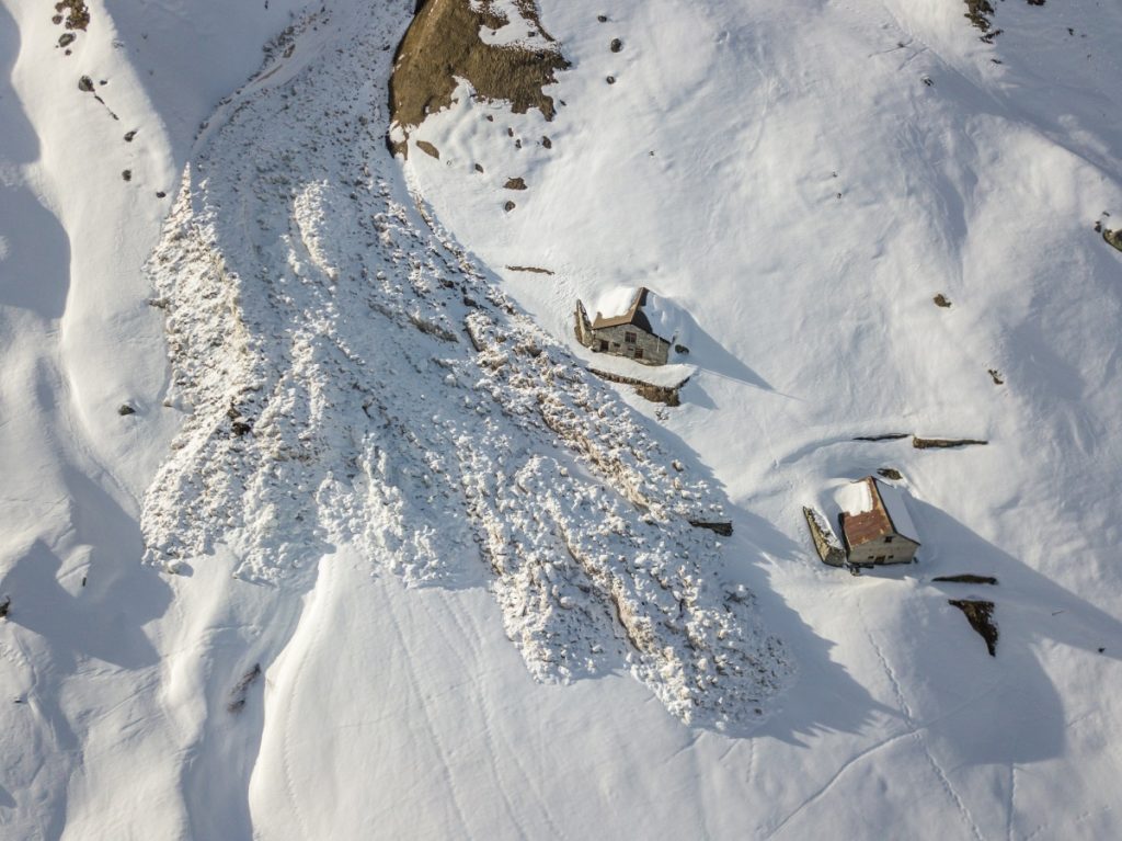 Valanga di pesante neve primaverile. Foto AdobeStock