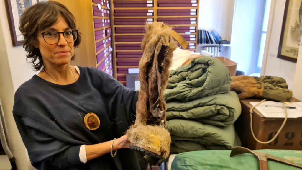 Veronica Lisino del Museo della Montagna con scarponi e sacchi a pelo del 1954, foto Stefano Ardito