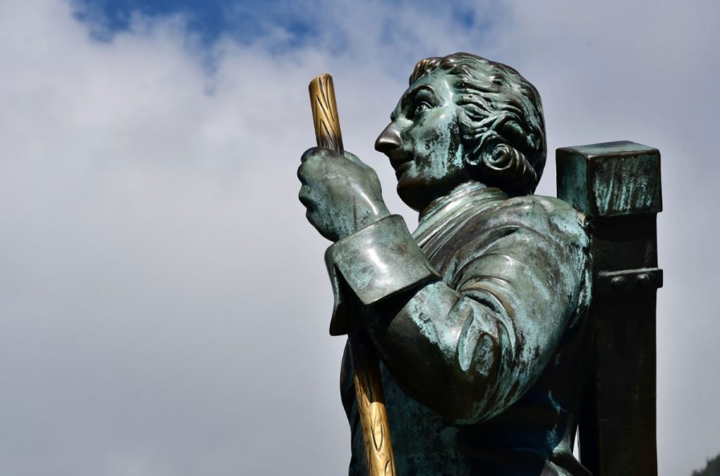 La statua dedicata a Paccard a Chamonix. Foto Stefano Ardito