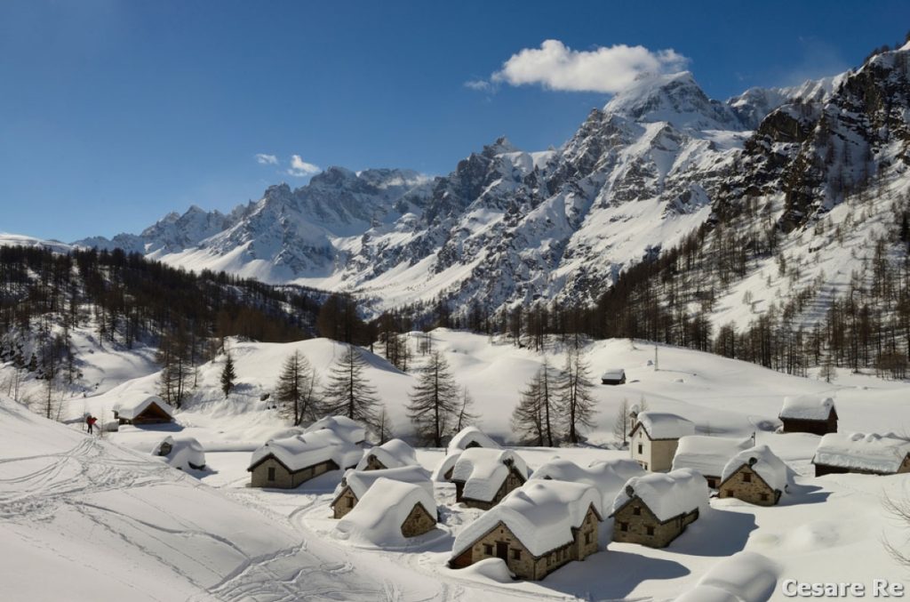 Il villaggio di Crampiolo, sullo sfondo il Cervandone. Foto Cesare Re