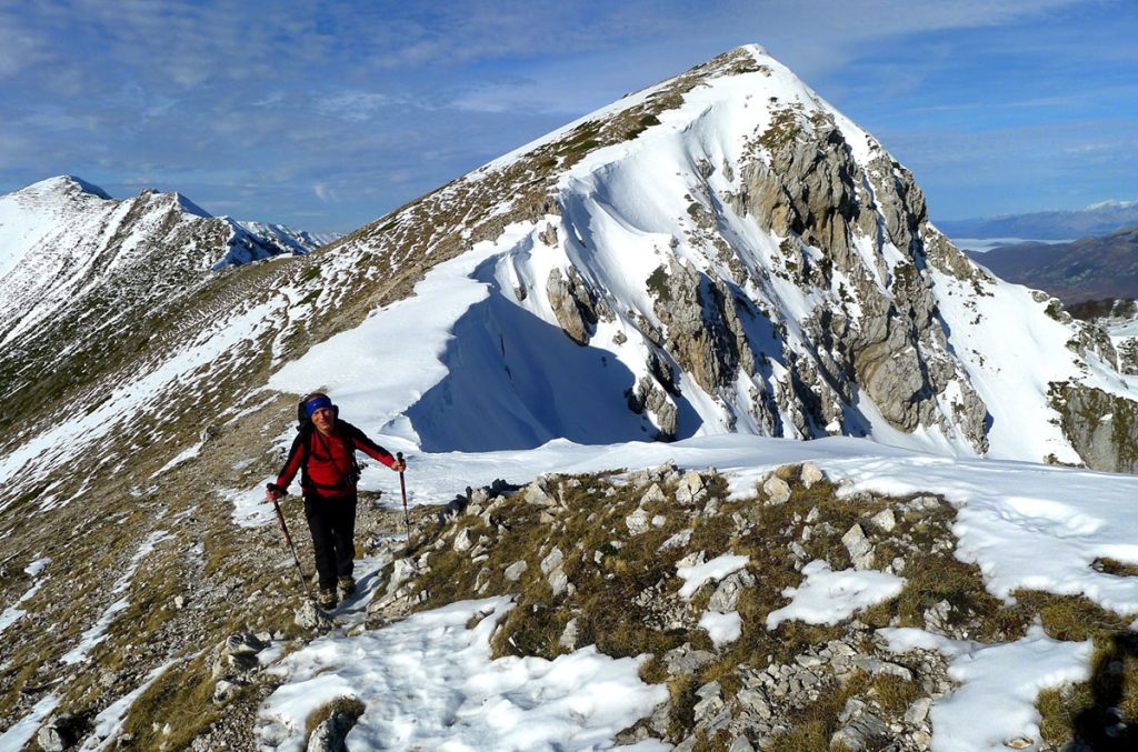 Verso la vetta del Pizzo Deta con poca neve, foto Stefano Ardito