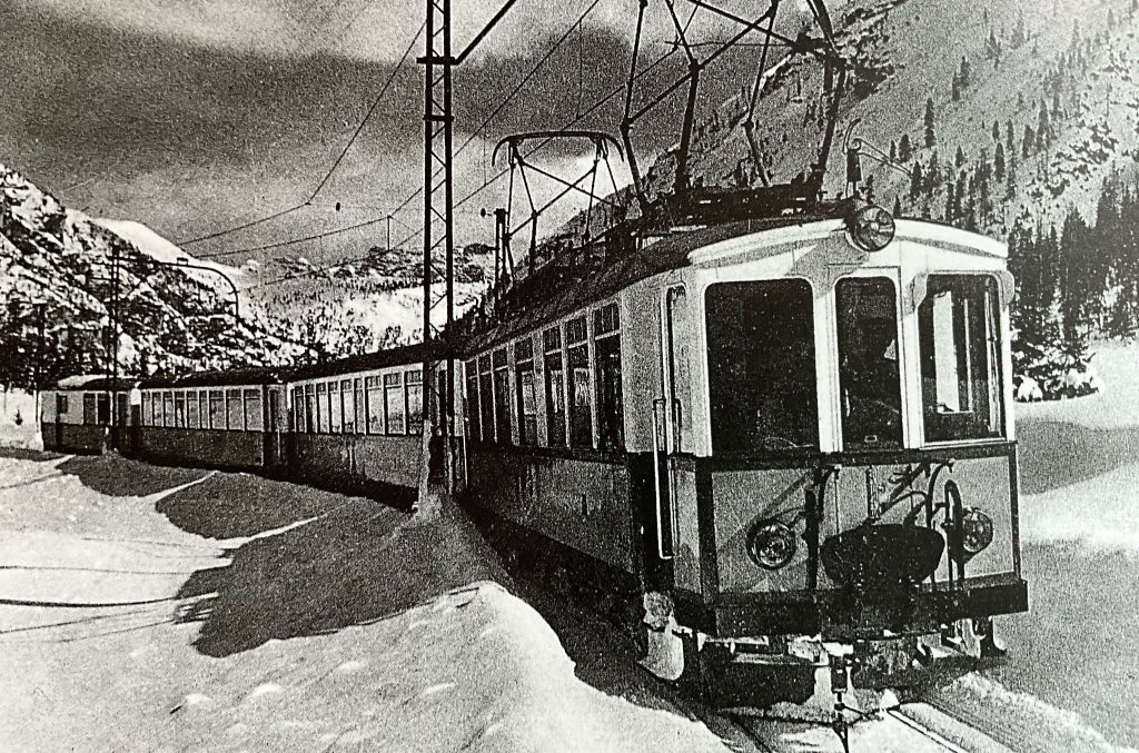 La linea venne elettrificata nel 1929 @ La Ferrovia delle Dolomiti, Ed. Athesia