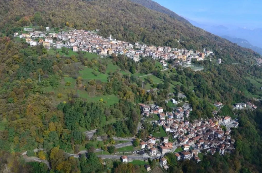 Il paese di Dossena, in Val Brembana