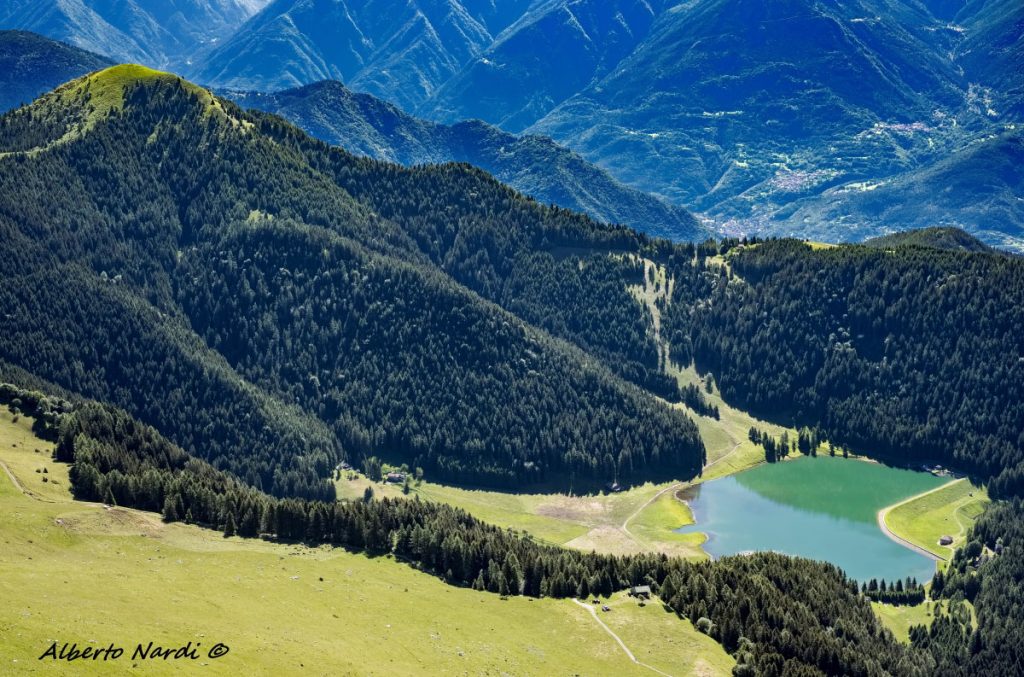 Il Lago di Lova circondato dalla foresta di abete rosso. Foto Alberto Nardi