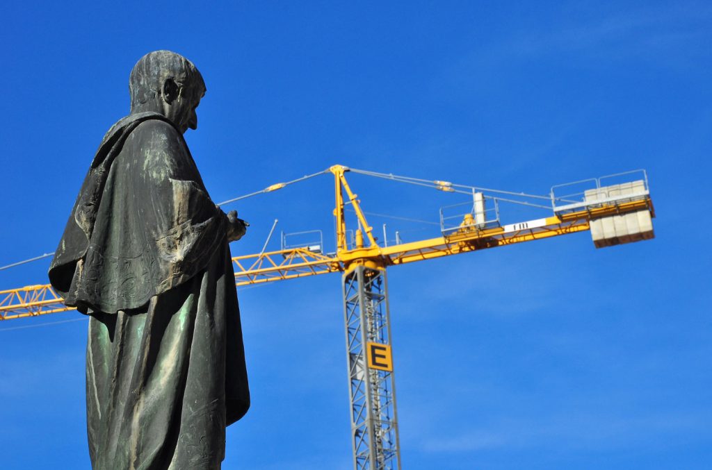 La statua di Sallustio e una gru della ricostruzione a L'Aquila , foto Stefano Ardito