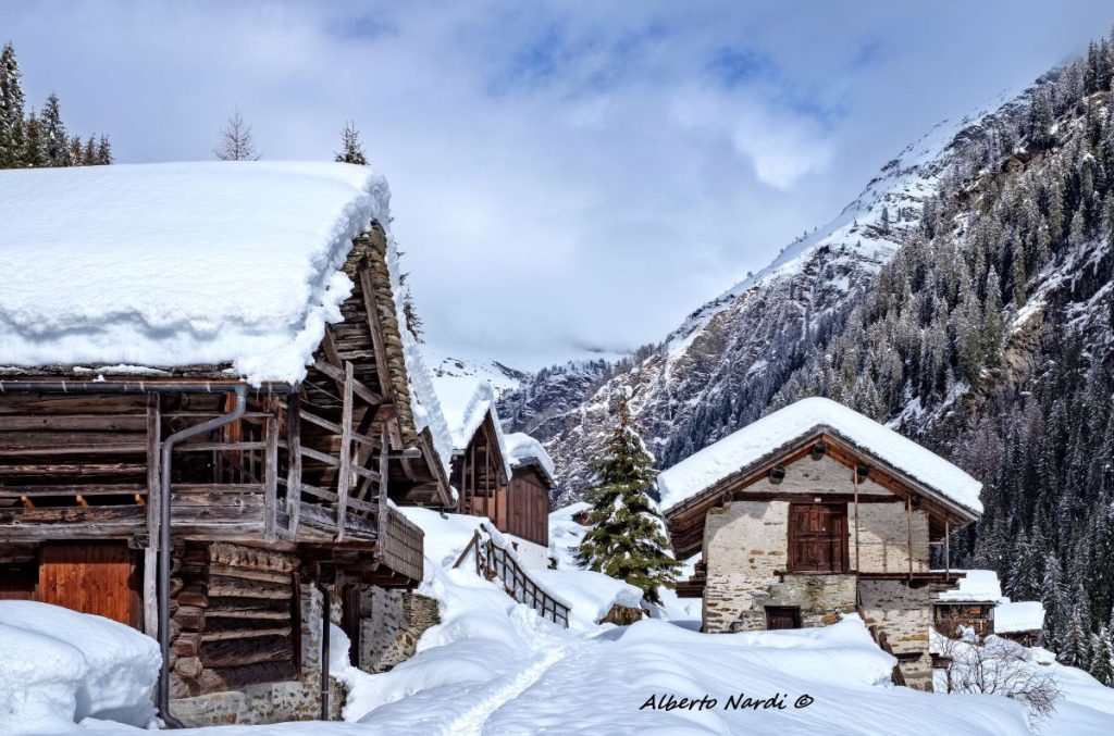 Tra le antiche baite di Valbella. Foto Alberto Nardi