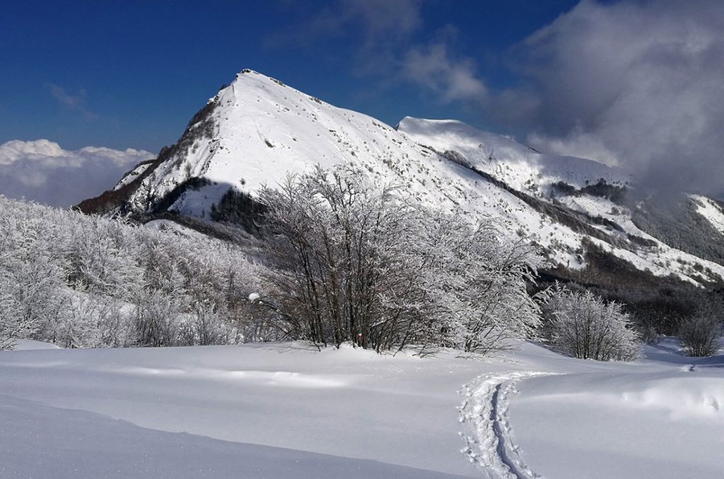 La vista del Monte Prampa accompagna un lungo tratto dell'escursione. Foto Roberto Carnevali