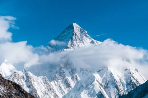 Nubi sul K2. E' ancora la seconda montagna più alta della Terra @ AdobeStock