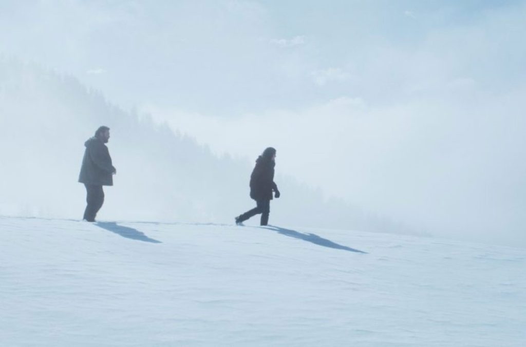 La fuga nella neve delle Alpi tra Francia e Italia