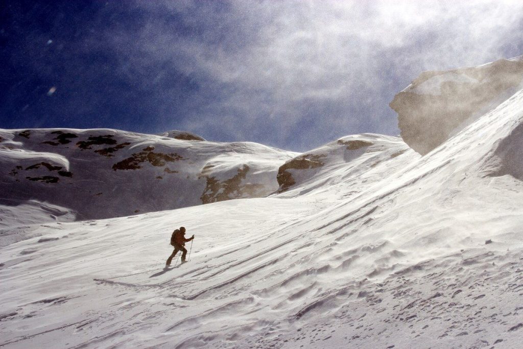 Il vento può modificare pericolosamente lo strato nevoso. Foto AdobeStock