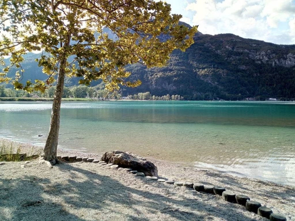 Il lago di Cavazzo, in Friuli. Foto Wikimedia Commons @cascafico