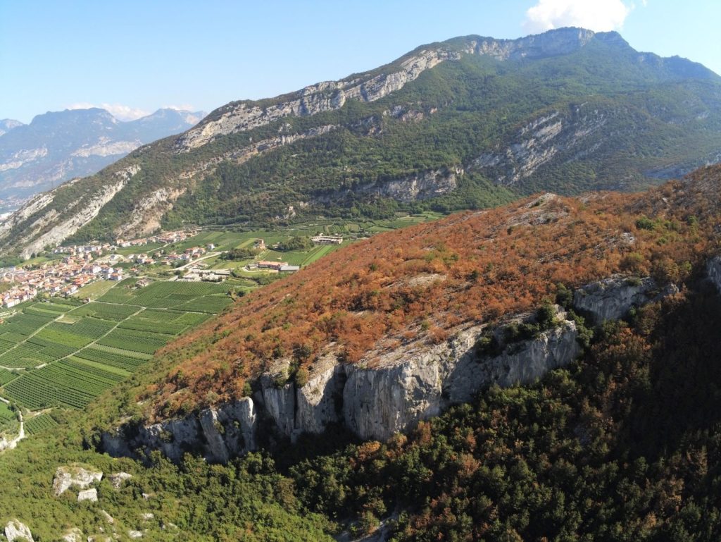 La falesia di Segrom vista dall'alto