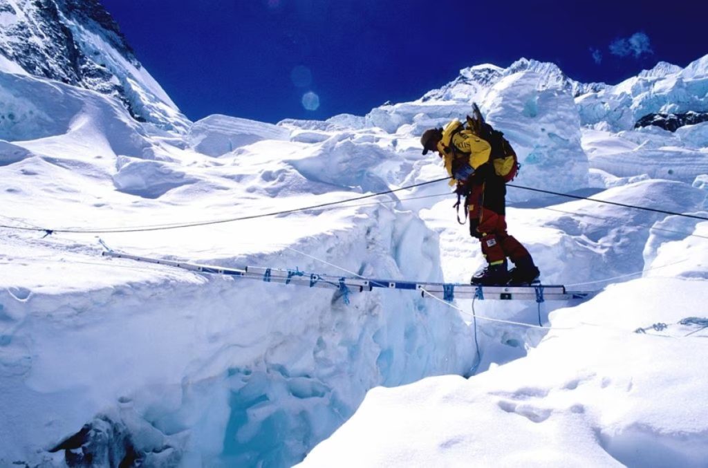 Un crepaccio sulla Khumbu Icefall. Foto Stefano Ardito