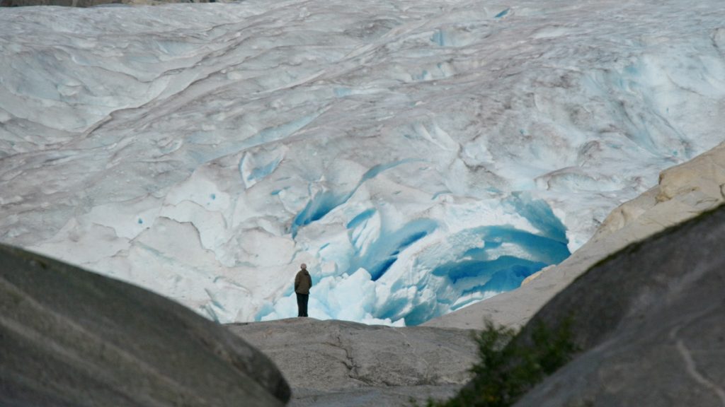 Uno sguardo al ghiacciaio vicino a casa che sta ritirandosi rapidamente @ Lars Erlend Tubaas Øymo