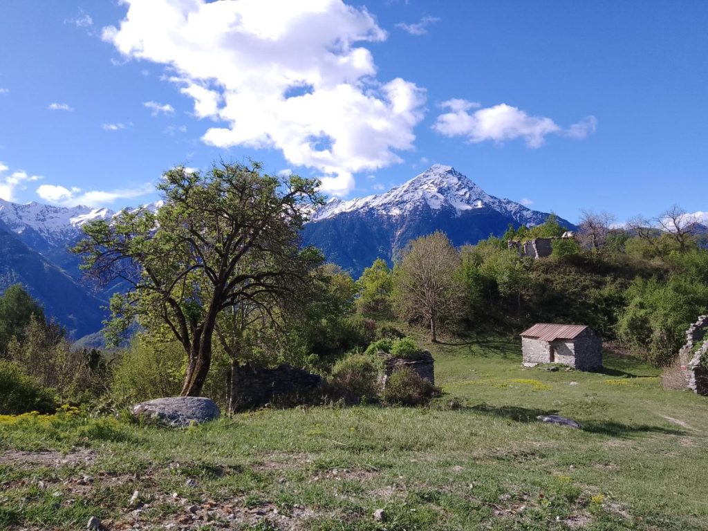 Vista sul Monte Legnone da San Giuliano, lungo il Sentiero Walter Bonatti. Foto Marco Zanchettta