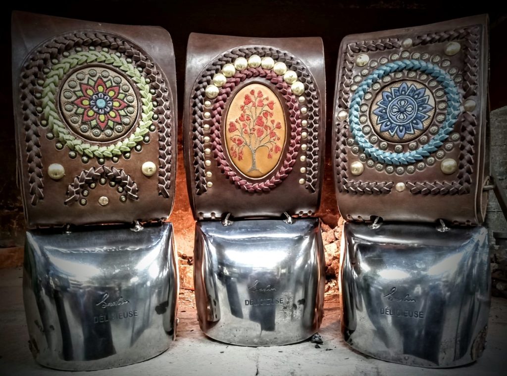 Anche i collari in cuoio sono realizzati da Savin