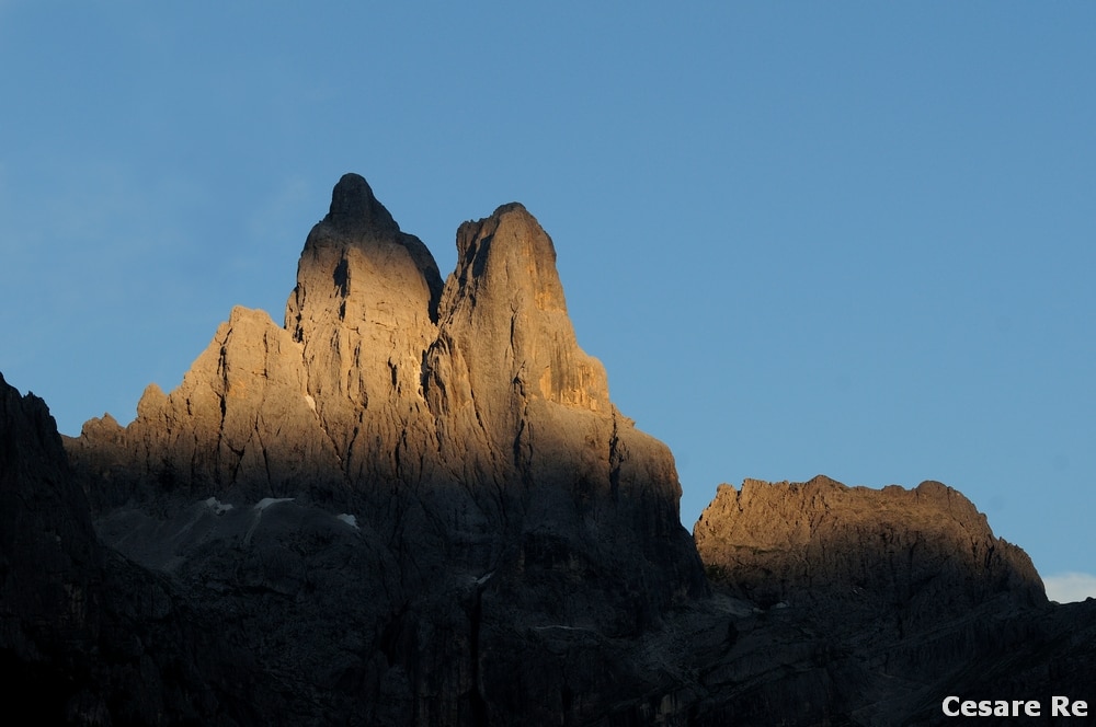 Due immagini del gruppo Sass Maor e Velo della Madonna, nelle Pale di San Martino. La prima ha un cielo significativo, con nubi coreografiche. La seconda, invece, è sgombra da nubi sul cielo. Le nuvole, in realtà, pur non essendo in inquadratura, hanno dipinto l’ombra alla base delle cime che rende comunque la foto efficace. Entrambe con Nikon D850; Nikkor 70-200 4 afg, focale 120; 1/100 sec; f 8; ISO 64; treppiede.