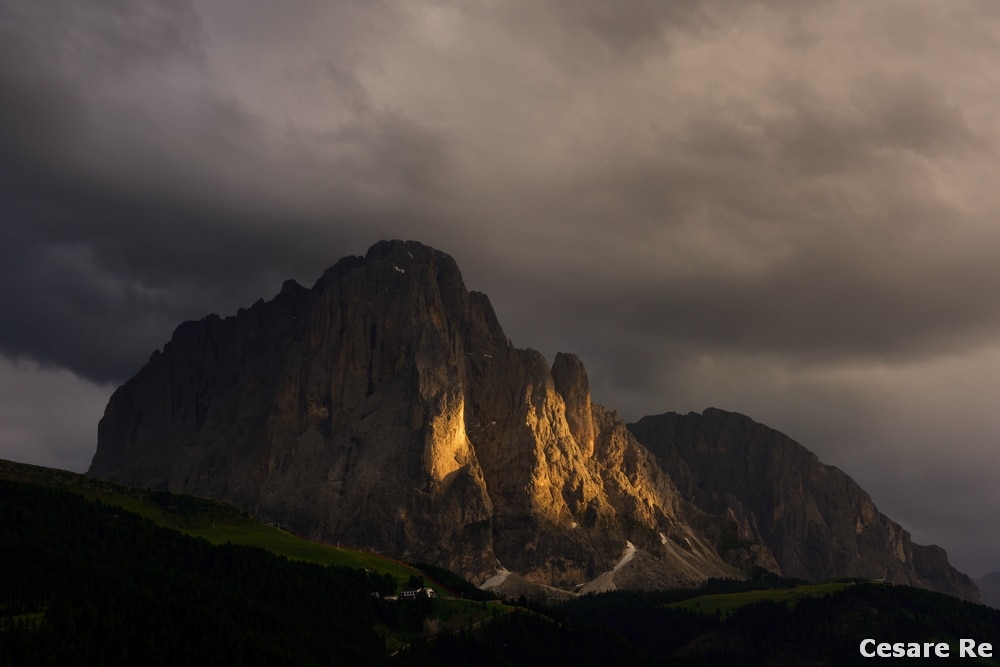 Il Sassolungo, tra le nubi scure di un tramonto cupo, quasi temporalesco. Nikon D850; Nikkor 24-70 2,8 afg, 1/30 sec; f 8; ISO 64; treppiede.