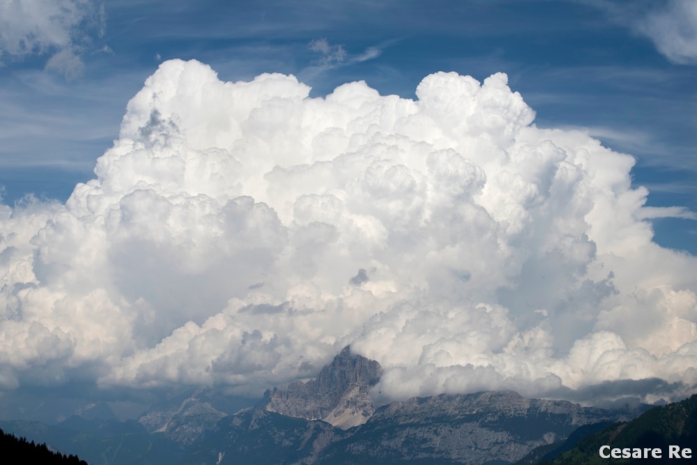 Il Civetta sommerso dalle nubi. Il profilo della montagna è netto e riconoscibile, ma solo per gli esperti. Il gioco con le nuvole è evidente e molto peculiare. Il cielo è predominante e occupa molto nella composizione. Lo scatto è stato convertito in bianco e nero con silver efex pro. Nikon D810; Nikkor 70-200 4 afg, focale 100; 1/160 sec; f 81/400 sec; f/9; ISO 200. Per esaltare le nuvole è stato usato un filtro polarizzatore. 