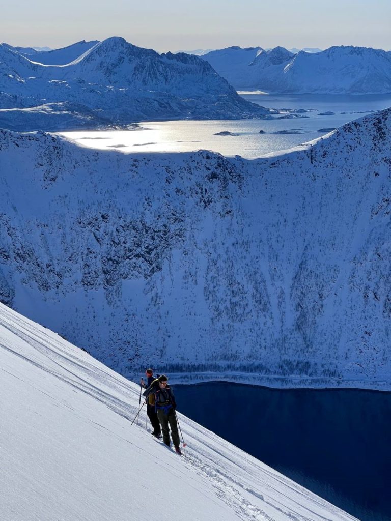 Con gli sci a picco sui fiordi. Foto Alberto Boschiazzo