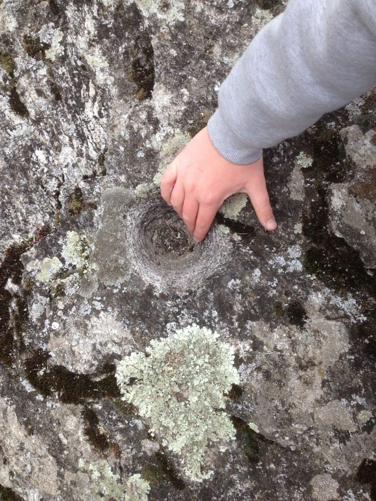 Coppella su gneiss, masso altare Triangia, Sondrio. Foto Michele Comi
