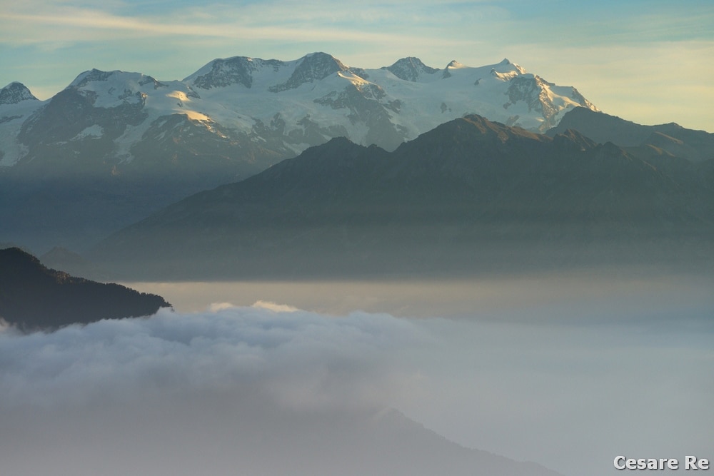Il Monte Rosa, versante valdostano, tra le nebbie. Luce scarsa che implica l'obbligo del treppiede. Nikon D800; Nikkor 80-200 2,8 afd; 1/60 sec; f/8; ISO 200.