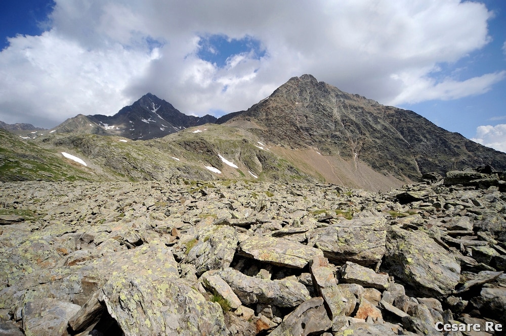 Dal Passo Gavia, una foto che richiede profondità di campo estesa, per rendere la nitidezza delle rocce in primo piano e delle cime sullo sfondo. In questo caso non avevo il treppiede (era comodo nel bagagliaio dell'auto), ma mi sono aiutato appoggiando la fotocamera su una roccia. Certo, ho dovuto adeguare l'inquadratura secondo la posizione della roccia stessa. L'utilizzo di una focale corta e leggera è stato determinante, per la stabilità della foto. Nikon D810; Sigma 15 2,8 Fish Eye. 