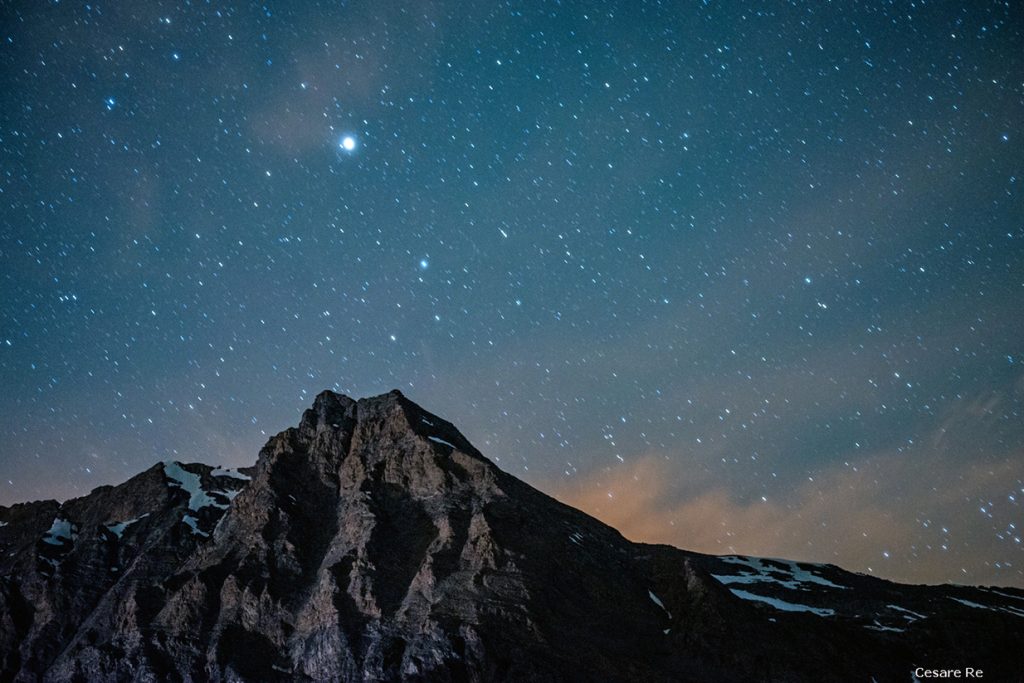 Notturno nel Parco Nazionale del Gran Paradiso, Punta Basei. Tempo di posa lungo per registrare le stelle, in una notte buia, senza luna. Treppiede indispensabile. F8; iso 2000 (eh si, in questi casi si alzano gli iso!); il tempo di posa necessario è stato di 120 secondi. 