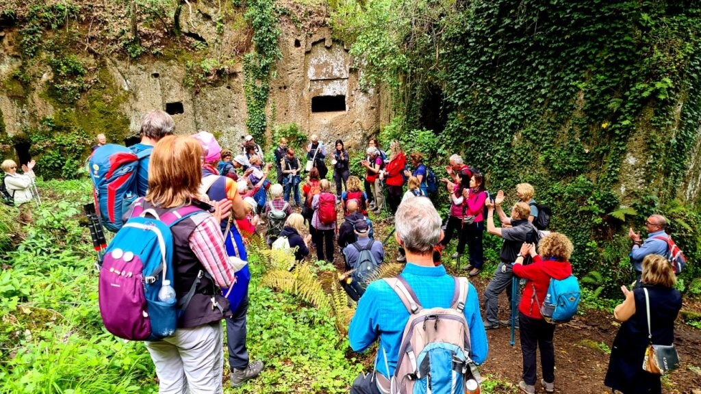 Escursionisti nel Parco Marturanum, foto Stefano Ardito
