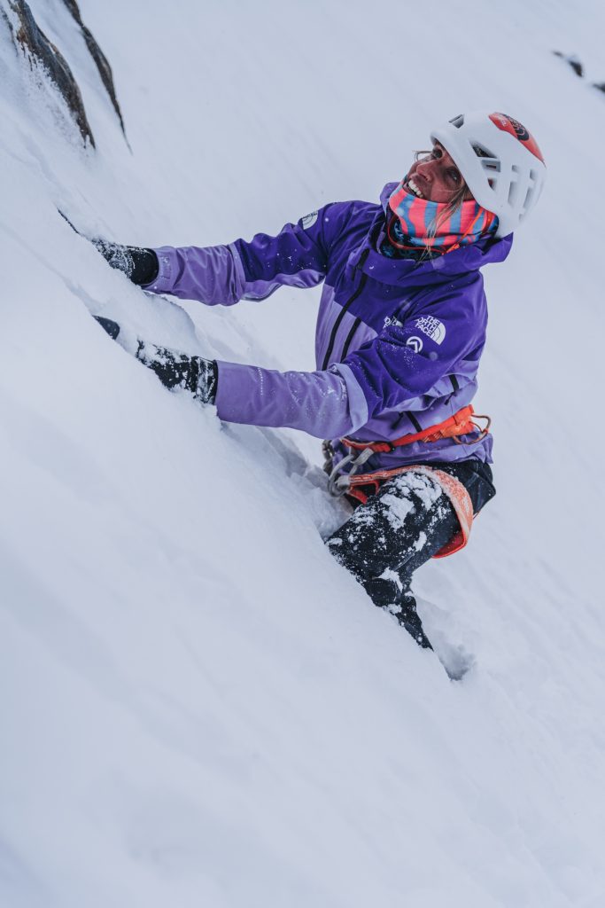 Fay Manners durante una scalata di misto a Chamonix @ Noa Barrau