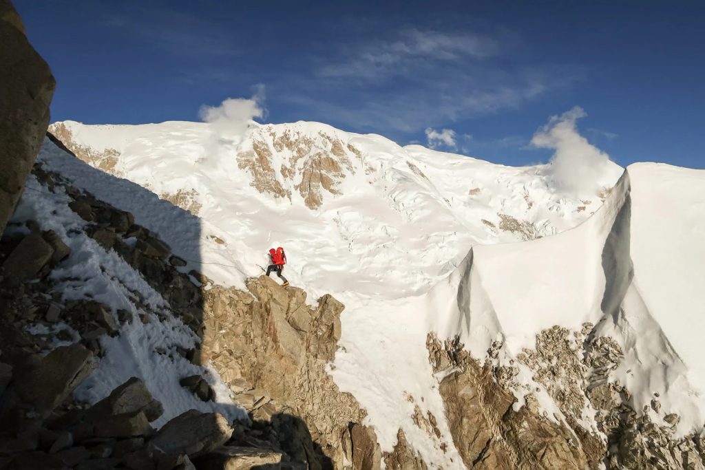 Fay Manners sulla Cassin Ridge al Denali. Foto Michelle Dvorak