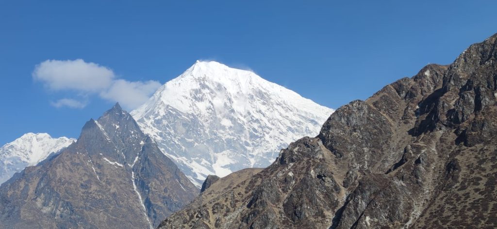 Il Langtang Lirung (7227 m), la vetta più alta della regione. Foto Mario Vielmo